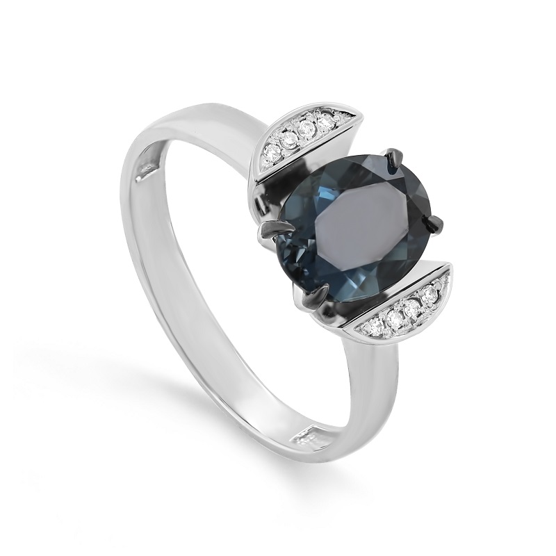 Кольцо из белого золота с топазом и бриллиантами